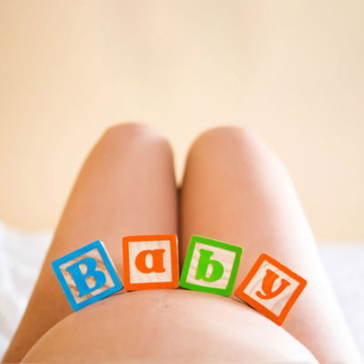femme enceinte avec cubes en bois baby sur le ventre